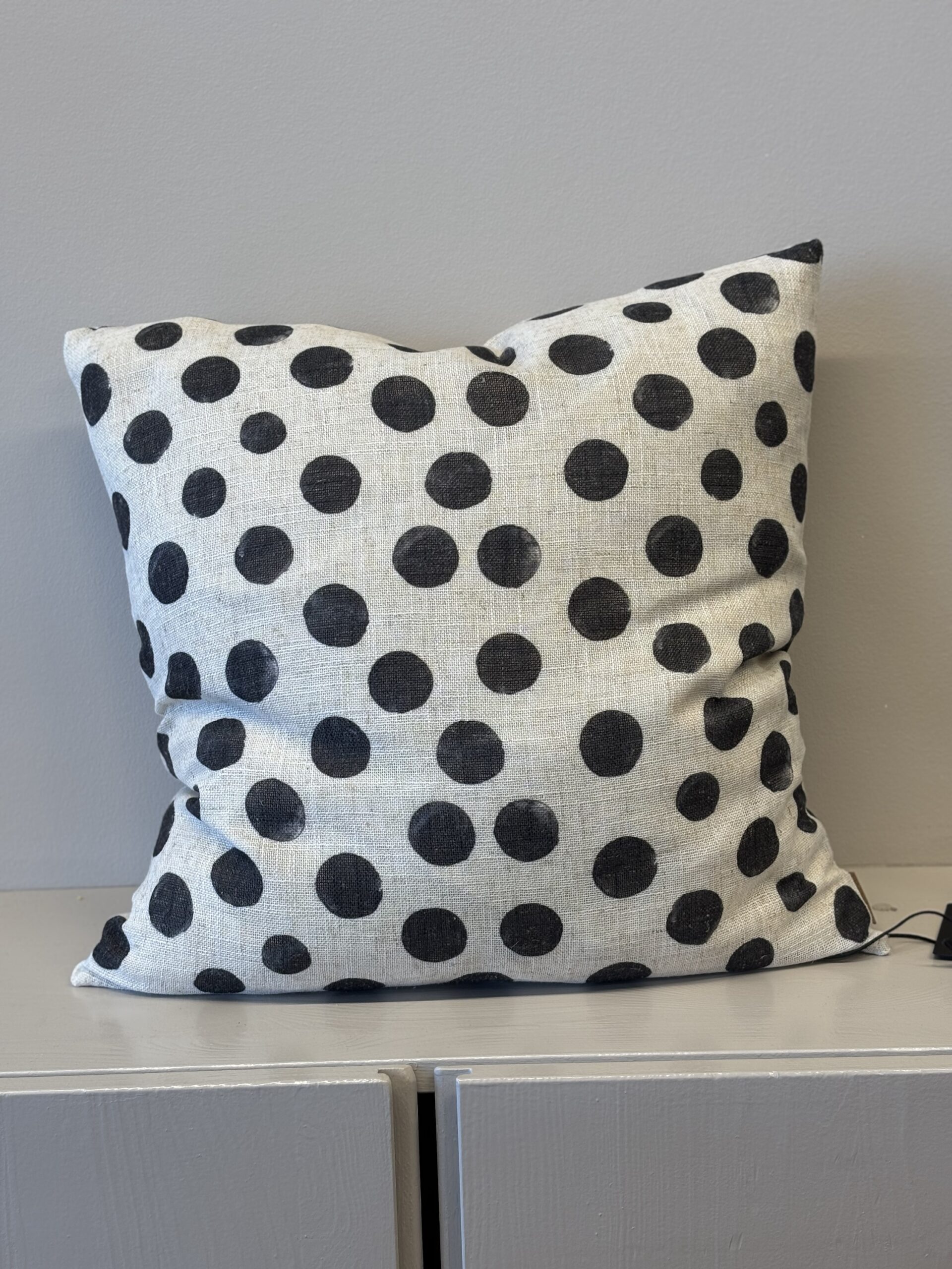 Cruella Dot, Kuddfodral Svart